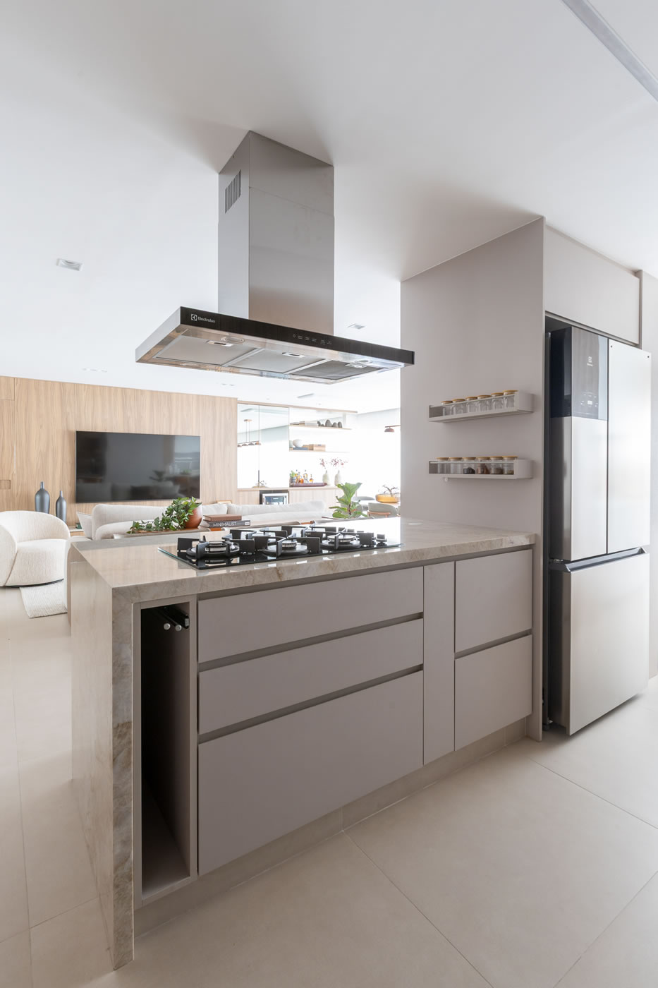 Cozinha planejada com armários em tom neutro