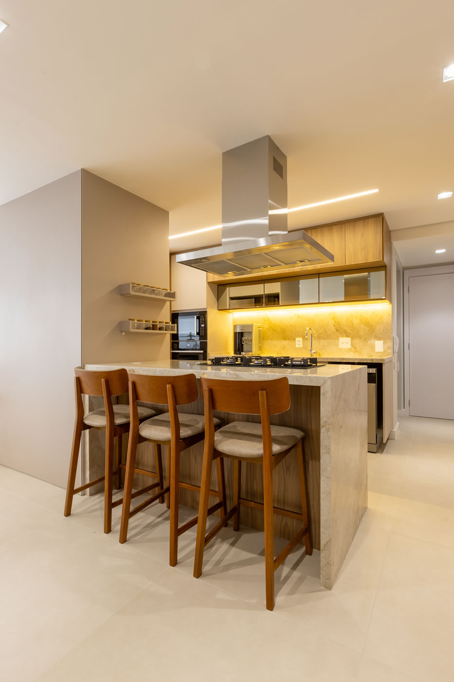 Cozinha planejada com bancada gourmet e coifa