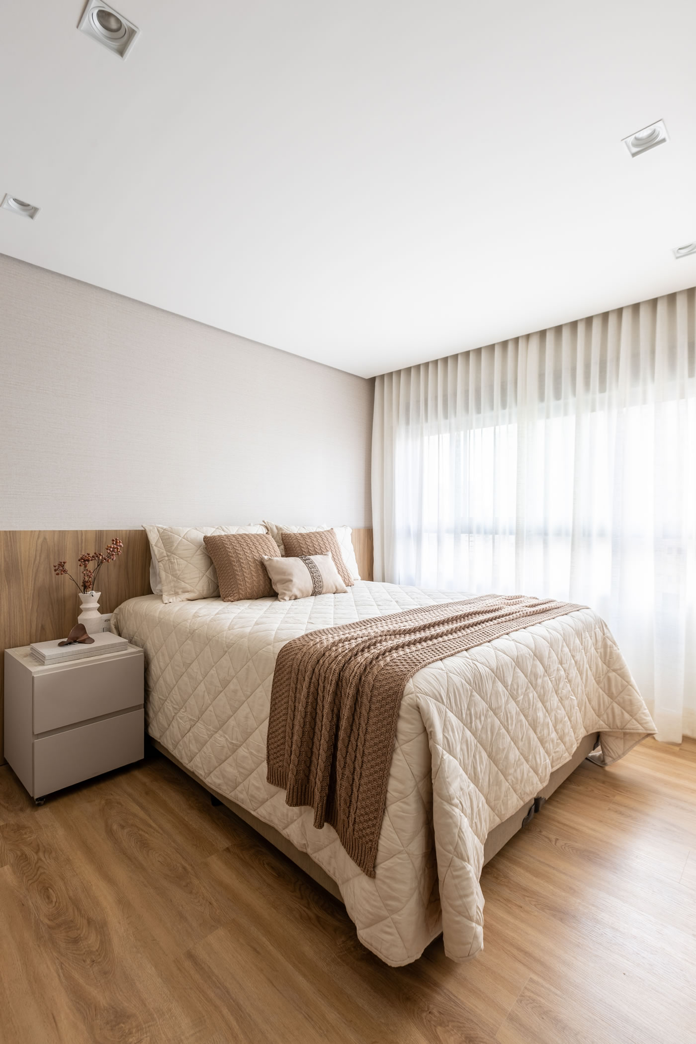 Quarto planejado com cabeceira em madeira