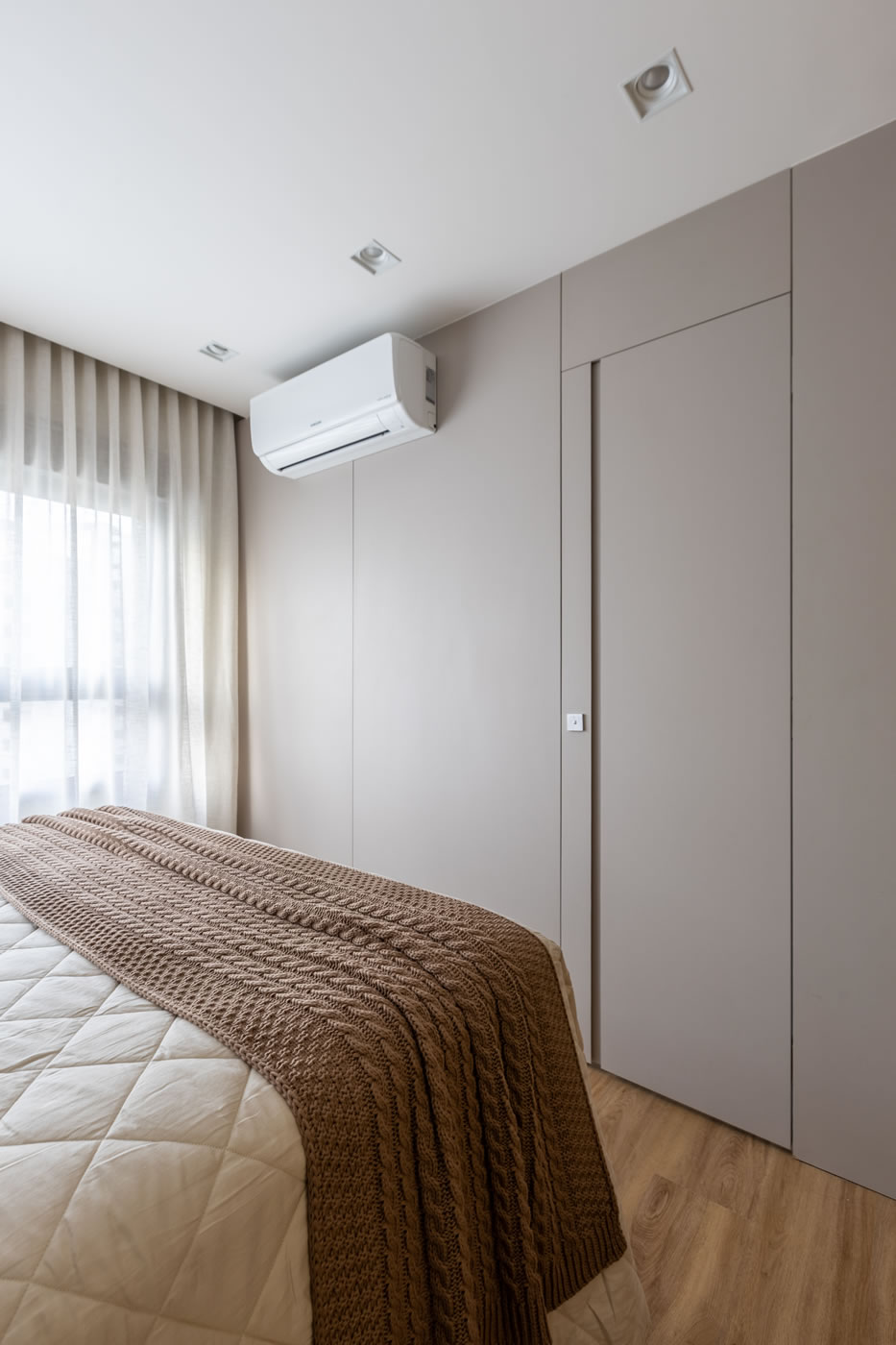 Quarto planejado com guarda-roupa embutido